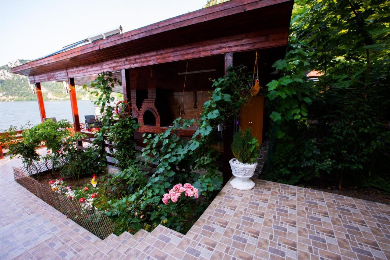 Casa Camelia Hotel Dubova Exterior photo